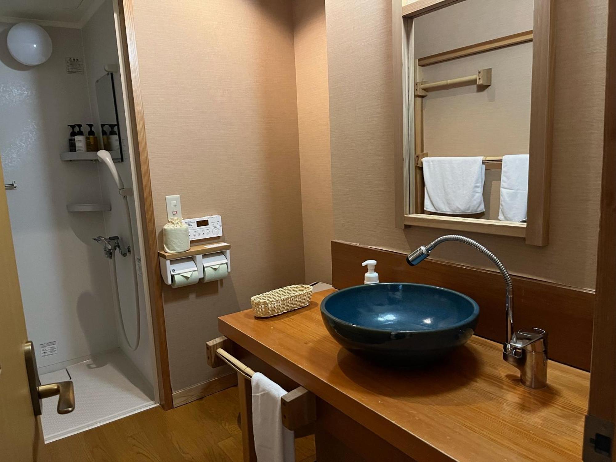 Miyama Ouan Kyoritsu Resort Takajama Kültér fotó Bathroom in a hotel