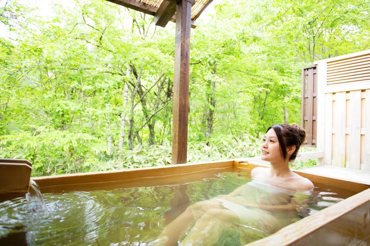 Miyama Ouan Kyoritsu Resort Takajama Kültér fotó A woman bathing in a hot spring